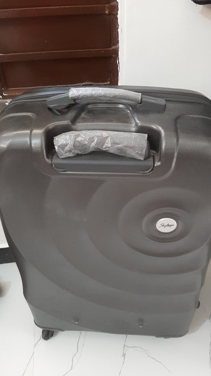 mpoptimist36's tweet image. Quality check required for Skybags going from bad to worse , Big paper bag now for no use to me  @InSkybags take it back for free.