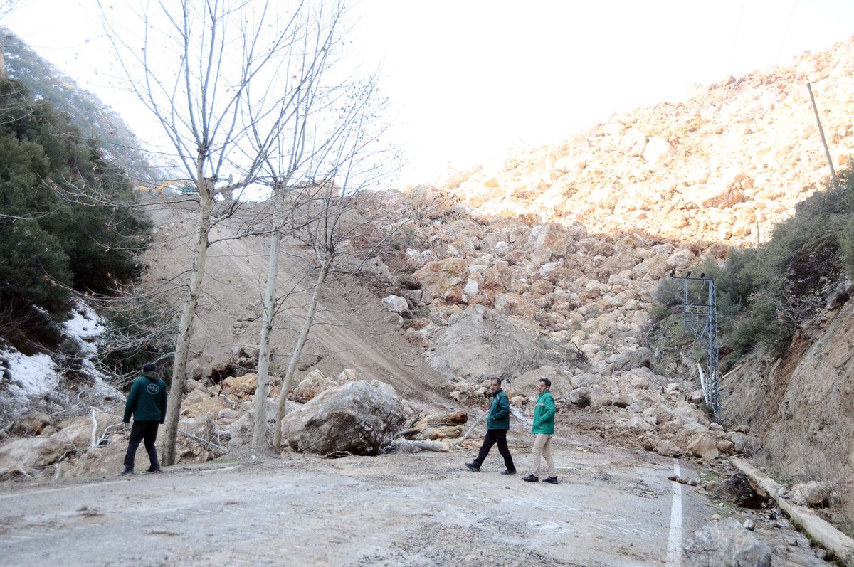 medyaradikall's tweet photo. #Kahramanmaraş merkezli iki depremin etkisiyle #Gaziantep'in #İslahiye ilçesinde, şiddetli sarsıntılar nedeniyle iki dağ birbirine kavuştu. Yıkılan dağ ulaşıma kapanan yolda 50 metre yükseklik oluşturdu. 
Kaya parçalarının dere yatağını doldurmasıyla ortaya doğal bir göl çıktı. https://t.co/fURd8HOWTx
