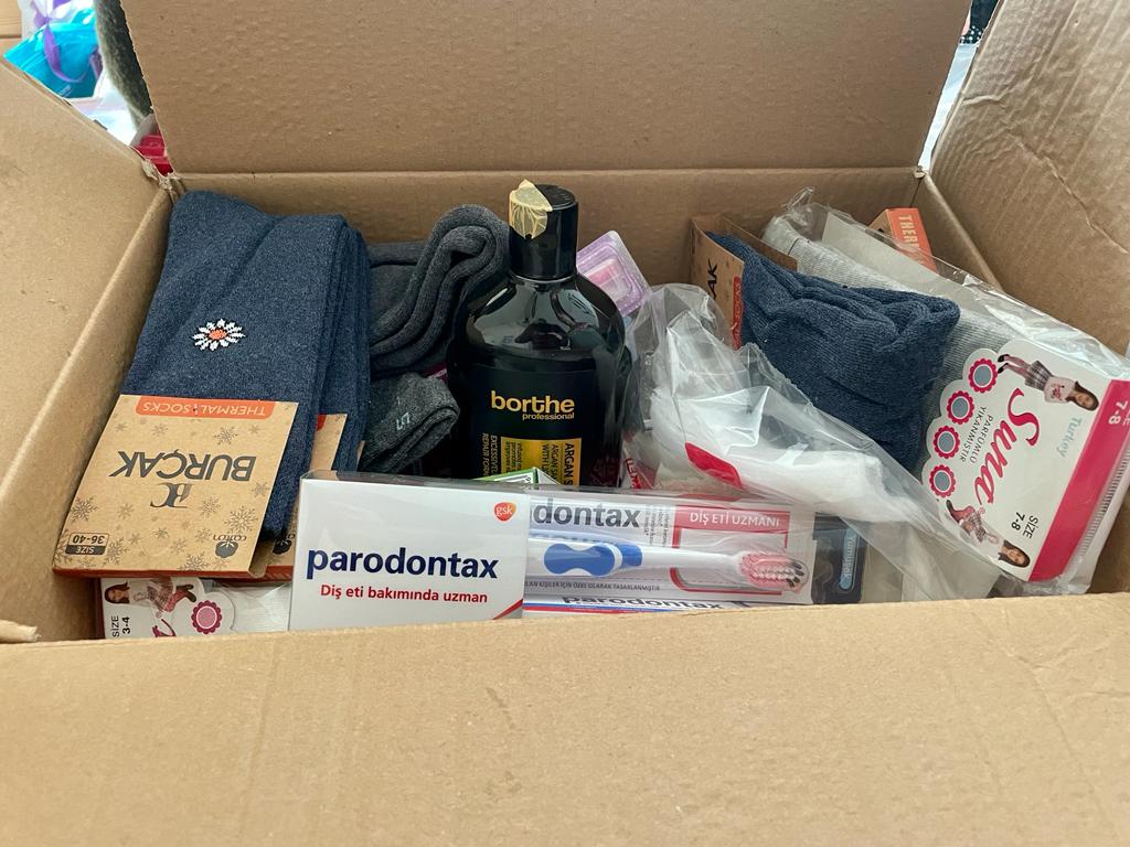 Ürünleri tek çeşit olarak paketlemenin yanı sıra, kadınlara vermek için ihtiyaç kolileri de hazırlıyoruz. 19 Şubat Pazar gününe dek listedeki malzemeleri Feminist Mekan - Beyoğlu, Eğitim Sen 2 No'lu Şube - Kadıköy ve ya Mimarlar Odası - Bakırköy'e bırakabilirsiniz. #MorTır