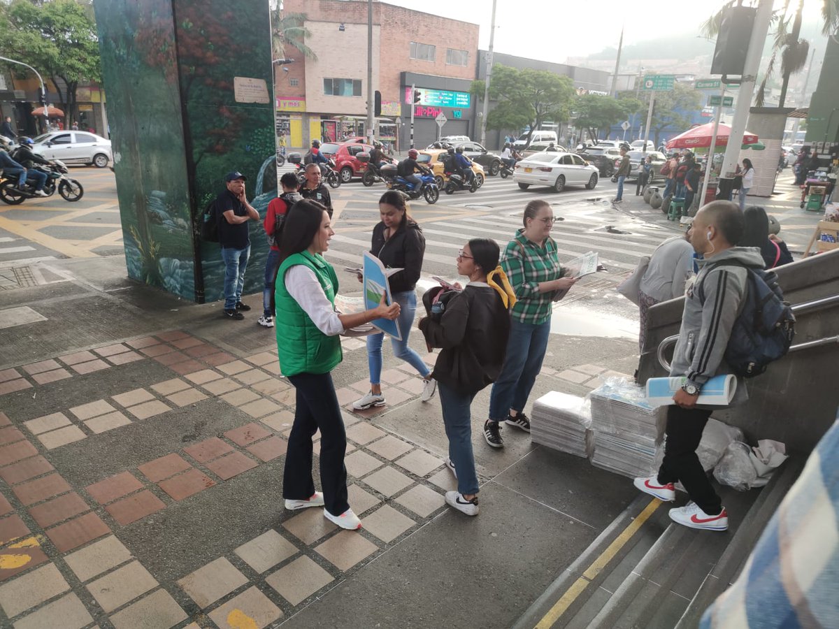 LimaDLR's tweet photo. Madrugaditos hoy, el equipo  @ambienteant compartió a los antioqueños en la estación Exposiciones del @metrodemedellin la #rendicióndecuentas de la @GobAntioquia. Qué orgullo ser parte de esta importante gestión! #GerenciaBienestarAnimal #Unidos @anibalgaviria @silviaelengomez https://t.co/YrE7qN6BYV