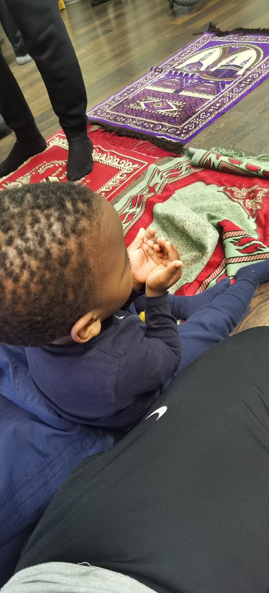NoucheNdiaye's tweet photo. Je ne sais pas ce qu'il a demandé à Allah mais il a eu de l'argent et une glace en sortant de la mosquée.

La même prière que Kameel pour moi aussi 🤲🏿 https://t.co/XsfNLZuKur