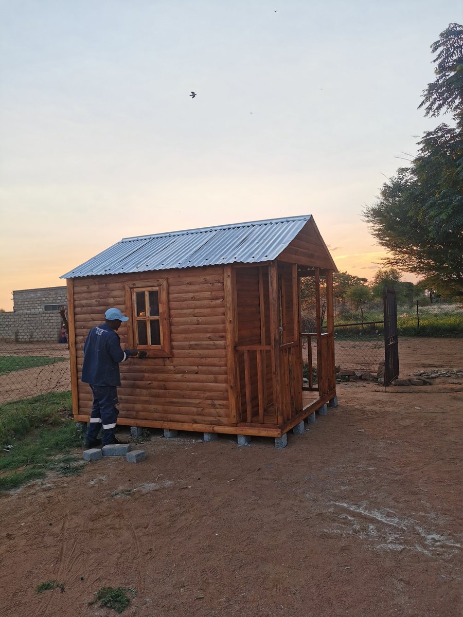 Zandile25701023's tweet photo. Still looking for clients who want to build wendy houses,log cabins ,decking 🙏.. please kindly retweet my next clients could be on your TL🙏🙏
#GirlTalkZA #RIPKiernan #djzinhle #AneleTembe #jhopeINTHEBOX #TaxiDriver2 #bonang #RIPakaworldwide #RIPAKA https://t.co/QILxP4BHyC