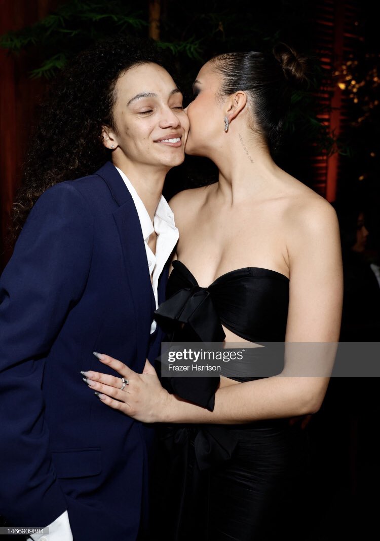 MadisonBaileyN's tweet photo. • Gatinhas! — Madison Bailey com sua namorada Mariah Linney na afterparty da premiere de OBX3. https://t.co/7cwcVdzVBG