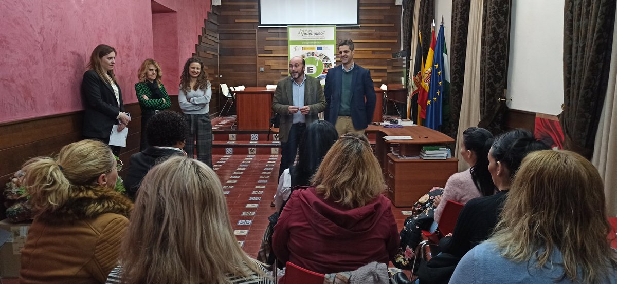 AytoRus's tweet photo. El diputado de #empleo Luis Carmona junto con el alcalde Manuel Hueso y concejalas del equipo de gobierno, ha entregado esta mañana los diplomas a las alumnas del curso de #Proempleo7 de auxiliar de ayuda a domicilio.
Formación que les ayudará a conectarse al mercado laboral. https://t.co/0oVmza9dm1
