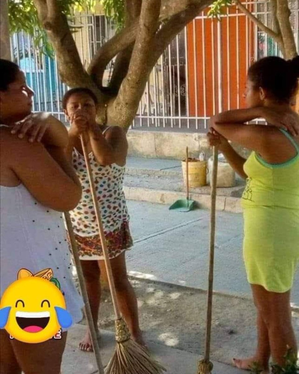 La junta de acción comunal del barrio in meeting discutiendo la ampliación de banda ancha wi-fi canales de televisión cobertura 5G... Gracias <a href="/petrogustavo/">Gustavo Petro</a> por la sugerencia