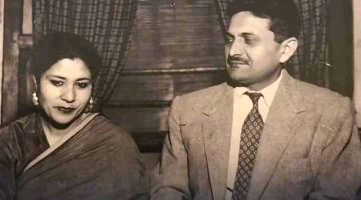 UrduVirsa's tweet photo. ایک انٹرویو میں اشفاق احمد سے بانو قدسیہ سے شادی کرنے کی وجہ دریافت کی گئی تو انہوں نے مُسکراتے ھُوئے بڑا خُوبصُورت جواب دیا:

"بانو میں مجھے وہ تمام خُوبیاں دِکھیں جو مجھ میں نہیں تھیں تو وہیں سوچا کہ کیوں نہ اُن خُوبیوں کو گھر لایا جائے۔"

اشفاق احمّد https://t.co/FeJuxjZktm