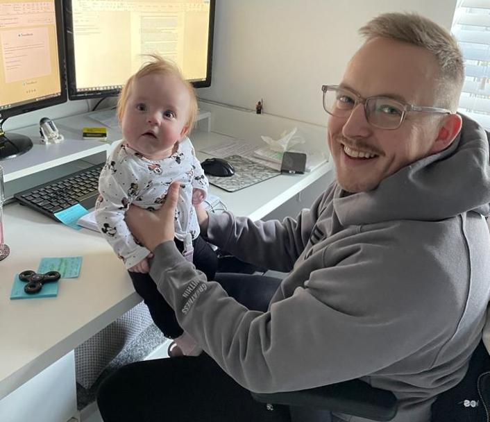flydocs's tweet image. It is incredibly heartwarming to see our Compliance and Supplier Manager, Jamie Hall, enjoying some valuable time with his little one in the early stages of parenthood, while also fulfilling his daily work tasks, thanks to our remote, flexible working practices.

#lifeatflydocs