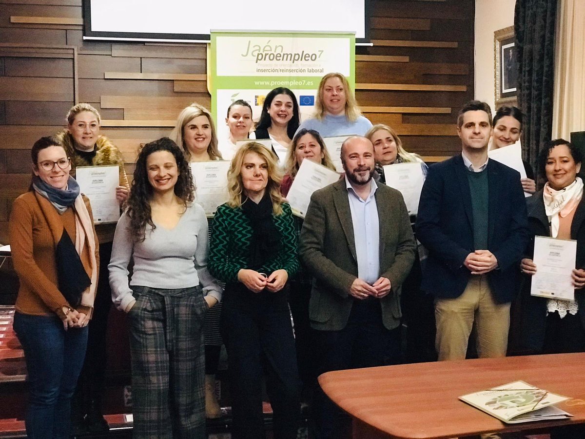 AytoRus's tweet photo. El diputado de #empleo Luis Carmona junto con el alcalde Manuel Hueso y concejalas del equipo de gobierno, ha entregado esta mañana los diplomas a las alumnas del curso de #Proempleo7 de auxiliar de ayuda a domicilio.
Formación que les ayudará a conectarse al mercado laboral. https://t.co/0oVmza9dm1