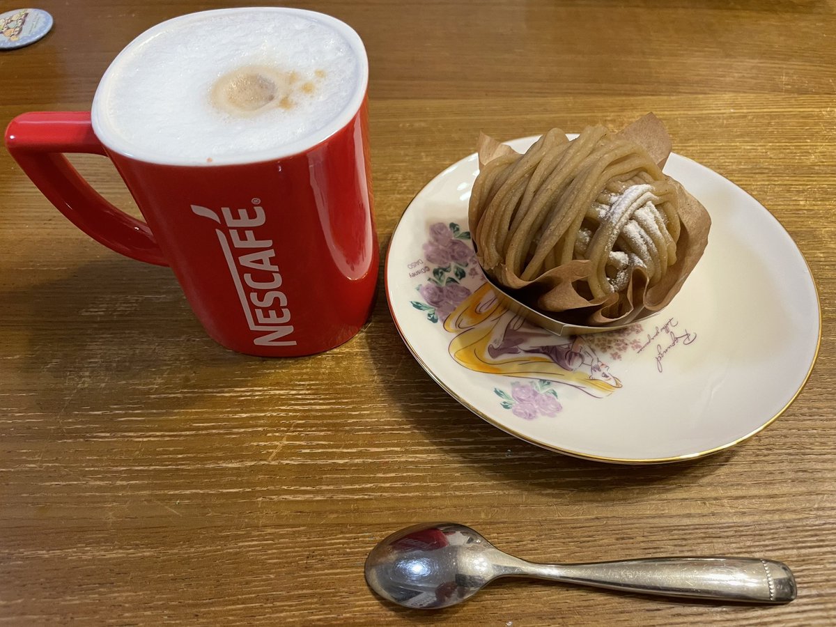 もちっともちっと もっちごへいです🥱 今日のデザート、モンブラン🍰 もっちママ 賞味期限今日までだから食べるよ‼️ 夕飯たべ終わり、お腹いっぱいで 食・べ・れ・な・い とは言えませぬ😖 ごちそうさま〜😆 勢い大切😆 お腹ぱんぱん🙄 ＃デザート