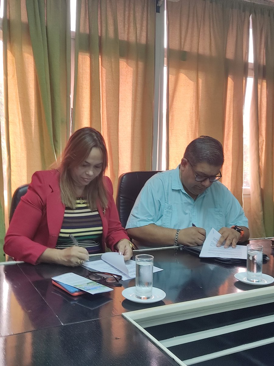 bullyingperu's tweet photo. Desde el Centro de Investigaciones Científicas, Sociales y Tecnológicas del Perú hemos firmado un convenio de Cooperación Internacional con la Universidad de Ciencias Médicas de Holguín junto a sus máximas autoridades. #CICSTEP #NuestraCasa https://t.co/Xz0DxjrAKI