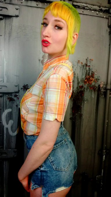 Friday 🥂🎉👯&zwj;♀️ https://t.co/nvm1XFagd3