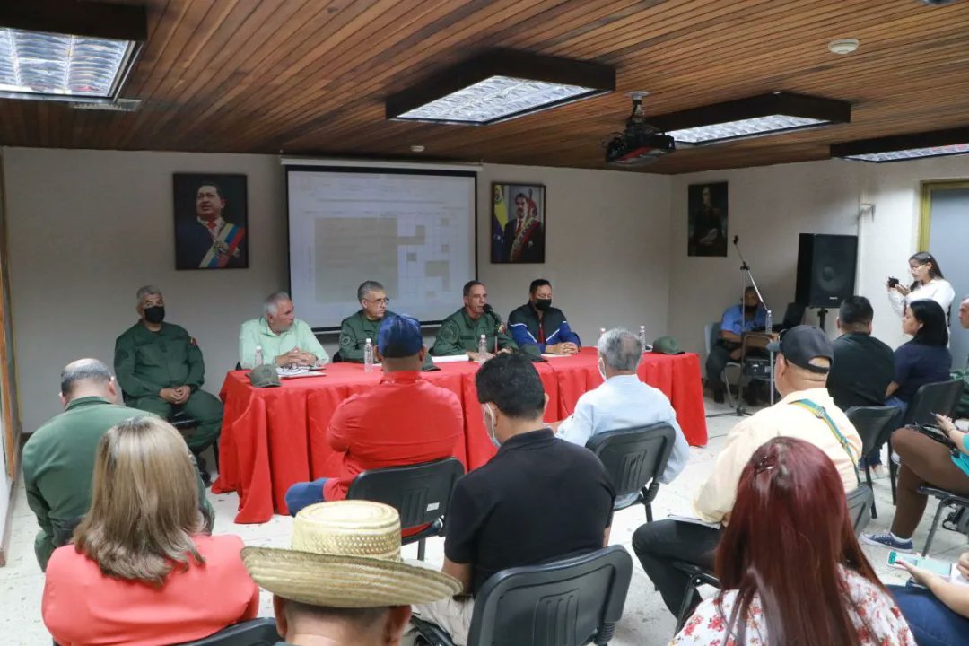 📌#17Feb (1/2) El Cmdte Gral de la <a href="/ArmadaFANBVzla/">Armada_ve</a> ALM <a href="/AnibalBritoHer1/">Aníbal José Brito Hernández</a> acompañado del <a href="/AB_DINAED/">DIRECCIÓN NAVAL DE EDUCACIÓN</a> VA Jesús Martín Acevedo y el Cmdte del Cuerpo de Ingenieros de la Armada Bolivariana, CA José Briceño Paniagua, visitó la Ciudad de Maracaibo 
#ElEsequiboEsDeVenezuela
<a href="/NicolasMaduro/">Nicolás Maduro</a>