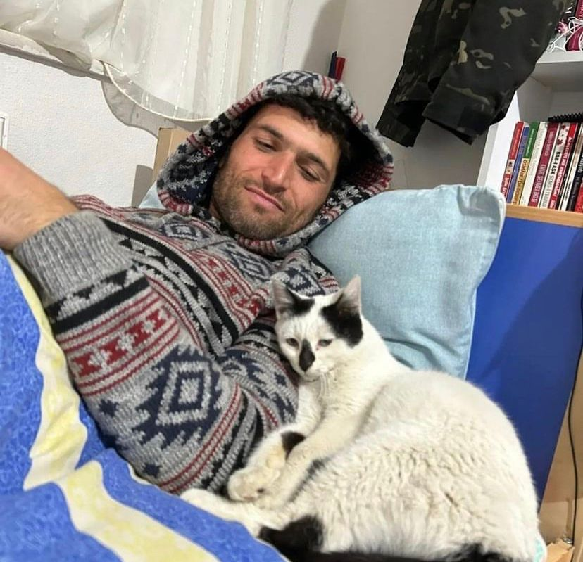 enkazda kurtardığı kediyi evine götürmüş.