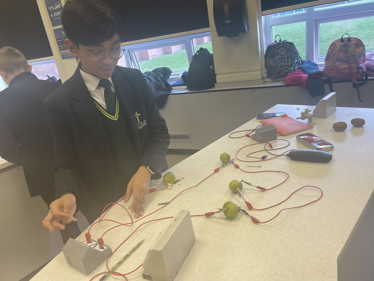 CHSC_Science's tweet photo. 7W are desperately trying to blow my lab up using fruity batteries. 🍋 🍎 🍊 🥝 https://t.co/wvs5H0hSpT