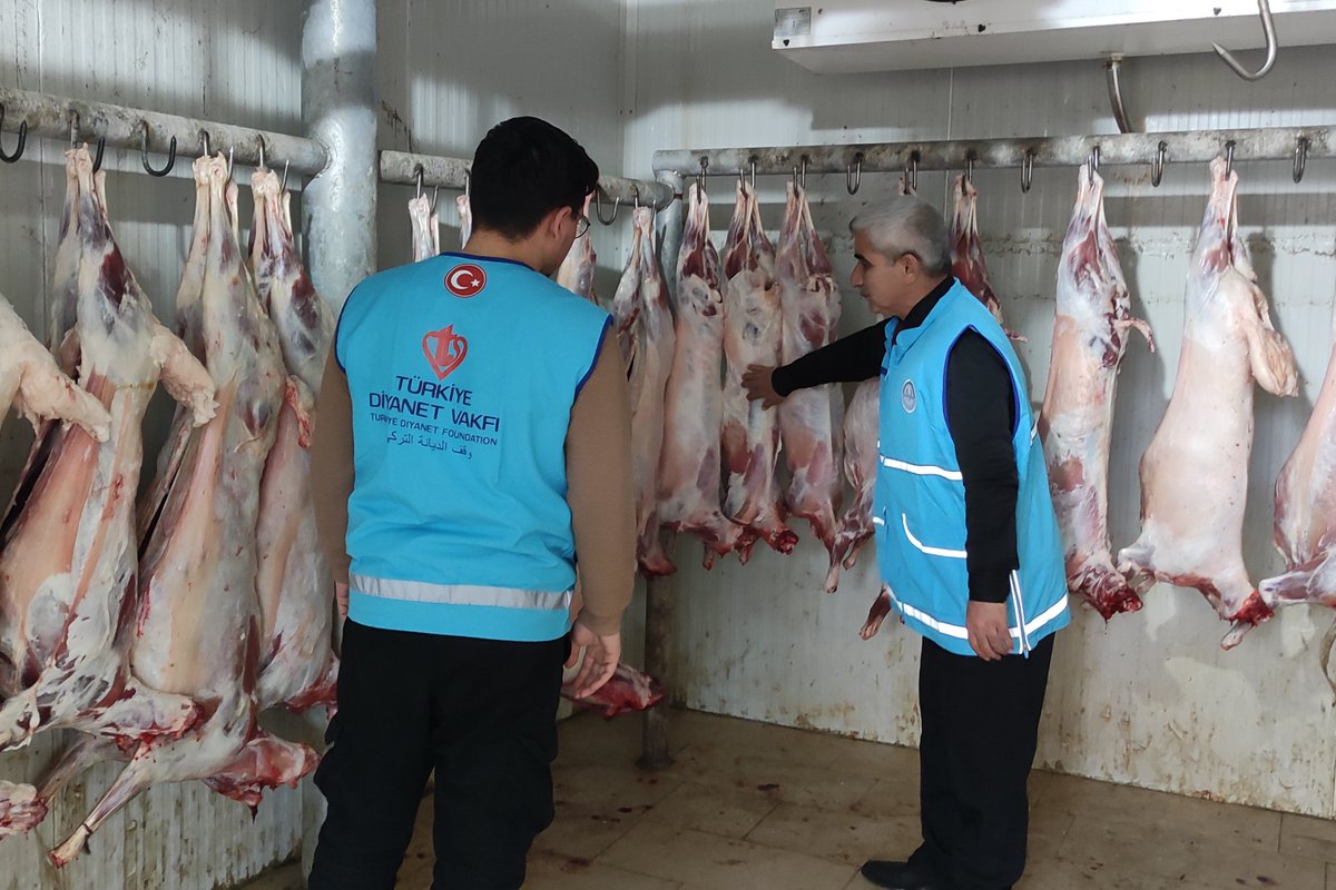 DiyanetVakfi's tweet photo. Adana Müftülüğü ve Vakfımız Şubesi, hayırseverlerimizin destekleriyle depremzedeler için 50 kurbanlık kesimini gerçekleştirerek kardeşlerimize ikram etmek üzere hazır hale getirdi.

#TürkiyeİçinİyilikVakti
#DayanışmaDestanı https://t.co/EJE6qadqVa