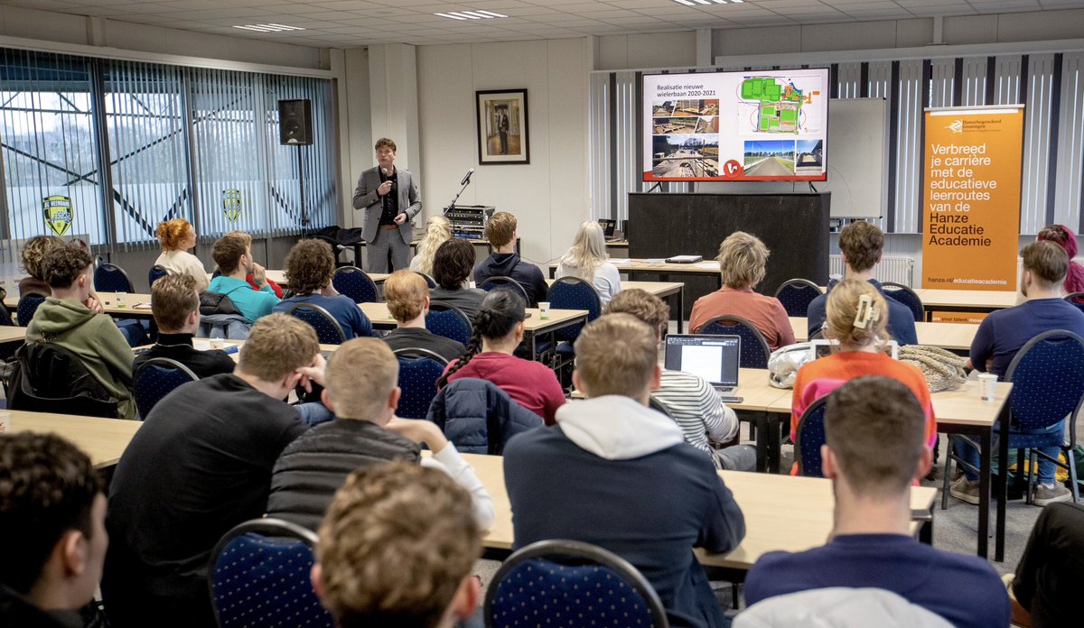 gemeenteveendam's tweet photo. Vanmorgen was de start van een samenwerking met de Hanzehogeschool Groningen. Studenten van ALO en Sportkunde ontwikkelen programma’s voor opdrachtgevers in Veendam. Colleges worden gehouden op het Henk Nienhuis stadion en het Leer- en Sportpark. 👉 https://t.co/uNDj9sYOHh https://t.co/x5YO7o9YAf