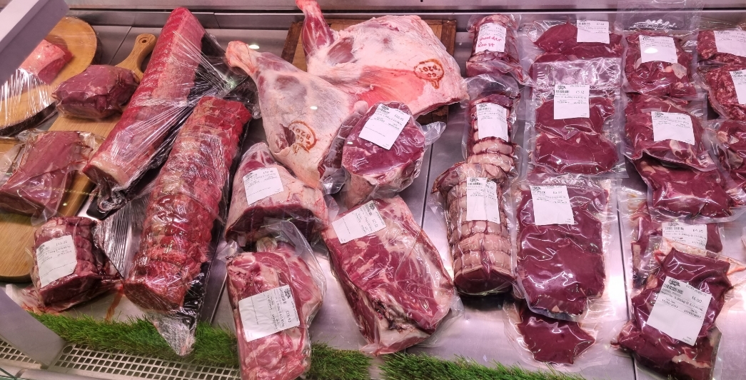 OrchardViewFarm's tweet photo. The Butchery is packed full of delicious joints perfect for roasting this weekend! 

Pop in to take a look! 😊 https://t.co/2WHZAPmTfu