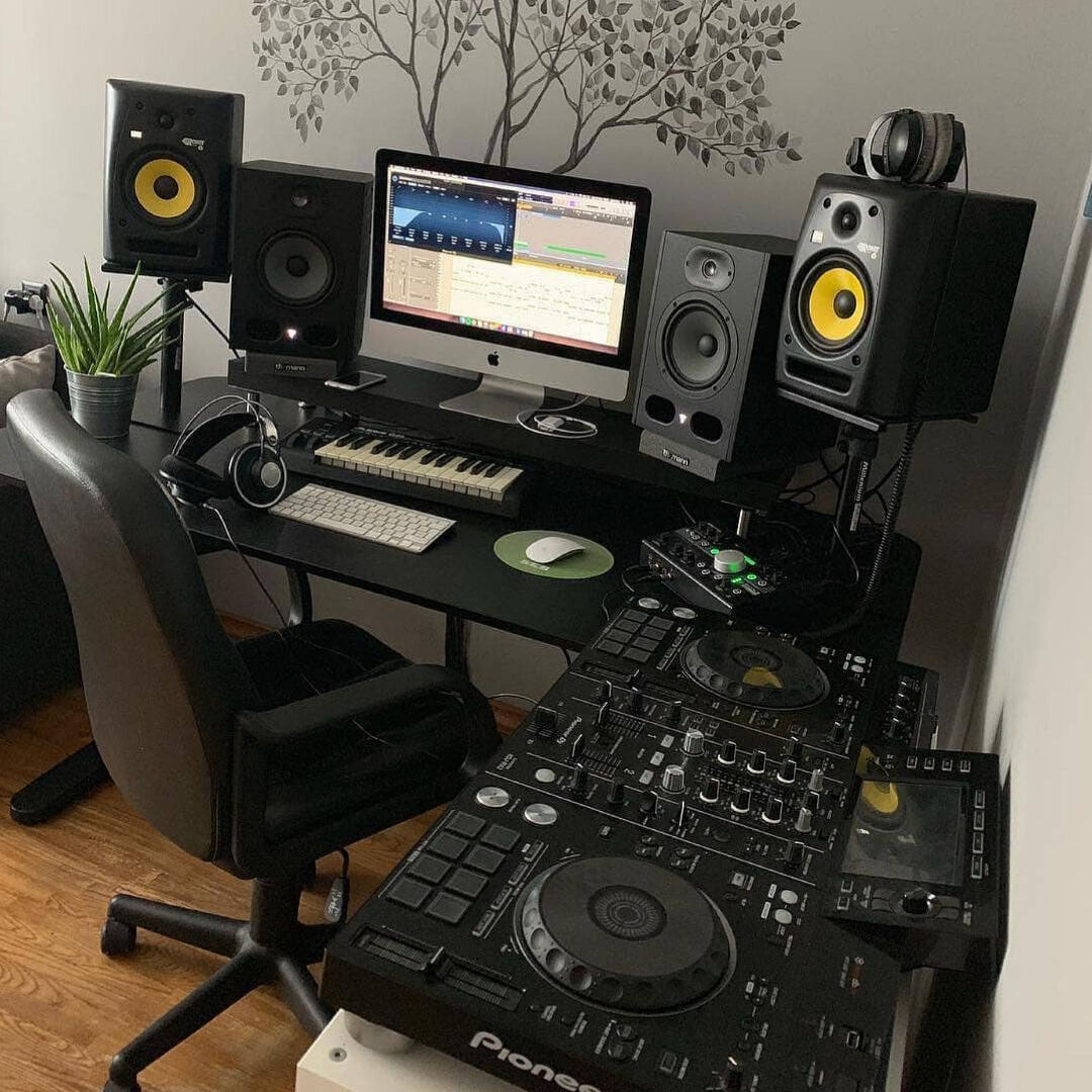 homedjstudio's tweet photo. 🌴 🎧 🔊
Tag your DJ setup ➔ #homedjstudio
.
#djsetup #djtable https://t.co/rsGDMfGrpZ