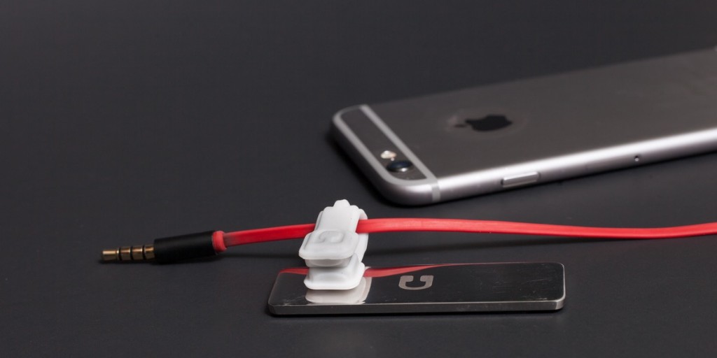 CloopBand's tweet image. I can&apos;t believe how much time I used to spend looking for my phone charger 😂. Thanks to the Cloop Chromed Base, it&apos;s always within reach now. 🙏🏼 #cloopaloo #cablemanagement #cloop