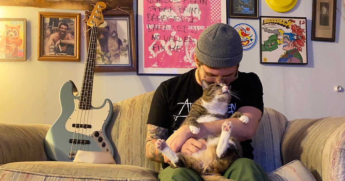 REALpunknews's tweet photo. Bassist Misses Entire Set to Avoid Disturbing Cat That Settled in on Lap
https://t.co/edzWp08V1c https://t.co/qYV5y7fUzB