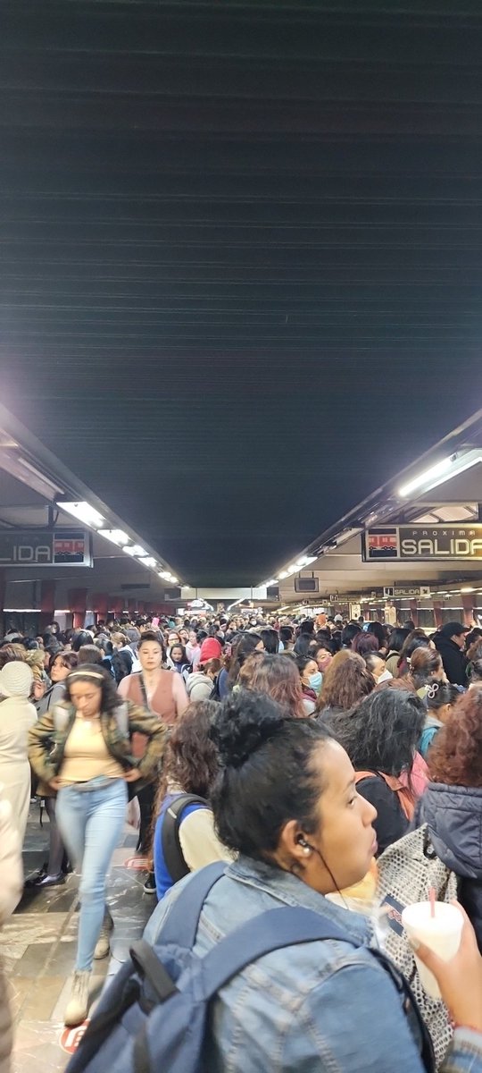 AlmaRod68402434's tweet photo. @MetroCDMX Así indios verdes. 🤗 https://t.co/Bd7eIfey60