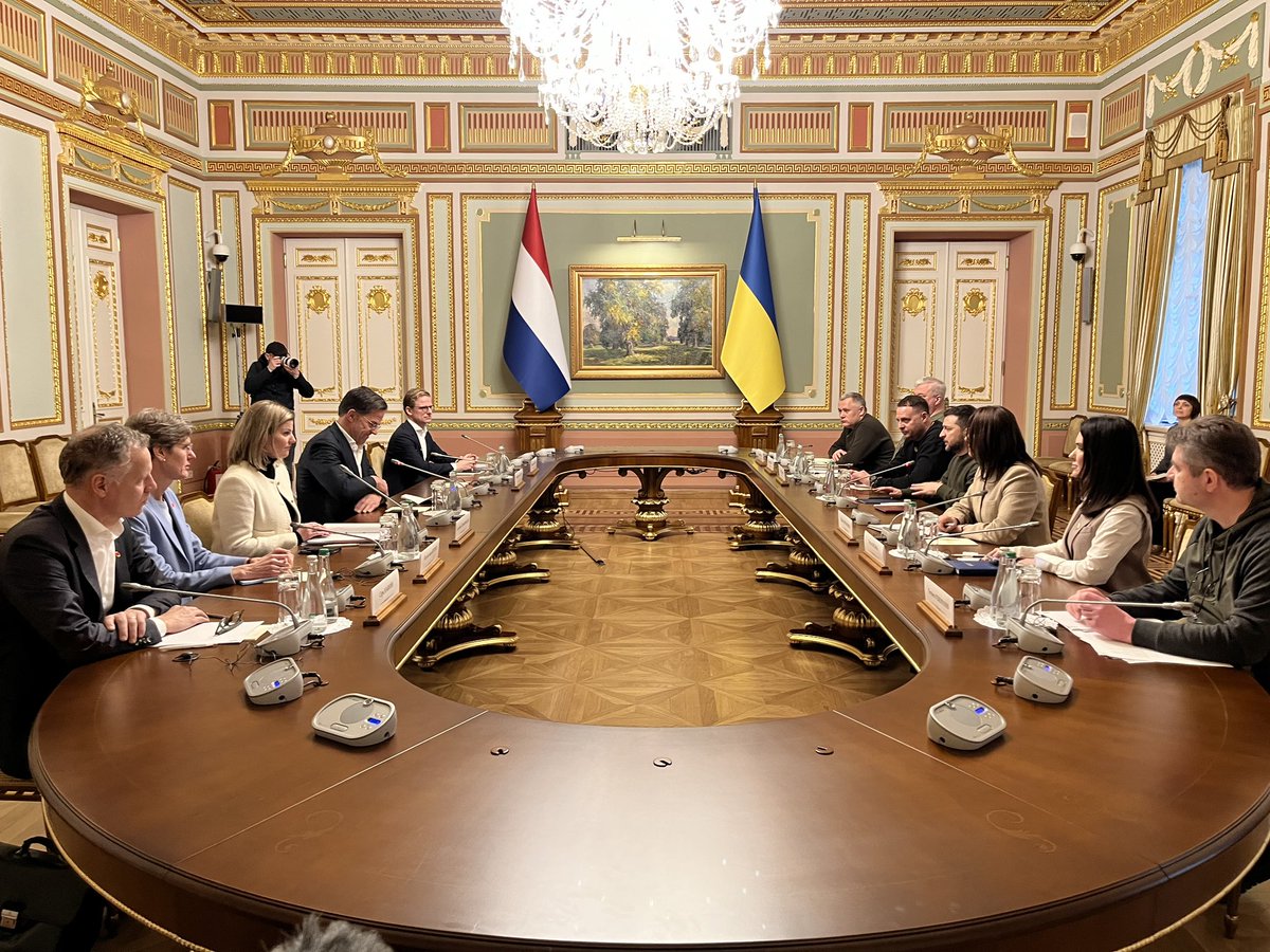 In het Marijinski palats werden we ontvangen door president <a href="/ZelenskyyUa/">Volodymyr Zelenskyy / Володимир Зеленський</a>.

<a href="/MinPres/">Dick Schoof</a> en ik benadrukten dat Oekraïne kan blijven rekenen op Nederland, nu en in de toekomst.

Ons land levert bijdragen op allerlei fronten: militair, humanitair, financieel en bij herstelwerkzaamheden.
