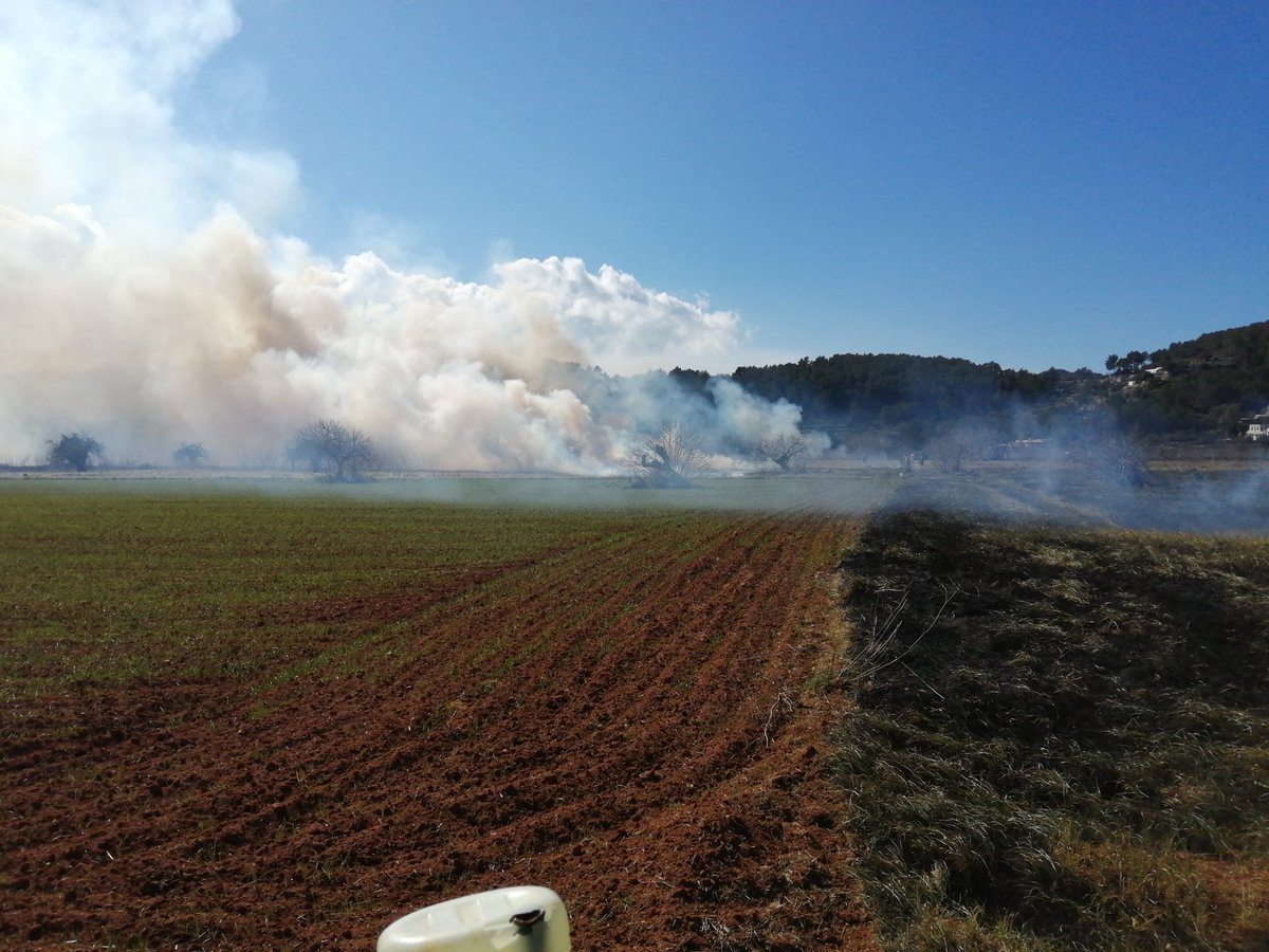 ibanat_IB's tweet photo. #IAPlaDeSantMateu Mitjans @cmat_ib actuant: 
1 autobomba, 6 brigadistes, 
3 @AgentsMediAmbIB
#SantAntoniDePortmany #Eivissa
@Emergencies_112 #bombers @Consell_Eivissa https://t.co/iqh1qEz3aw