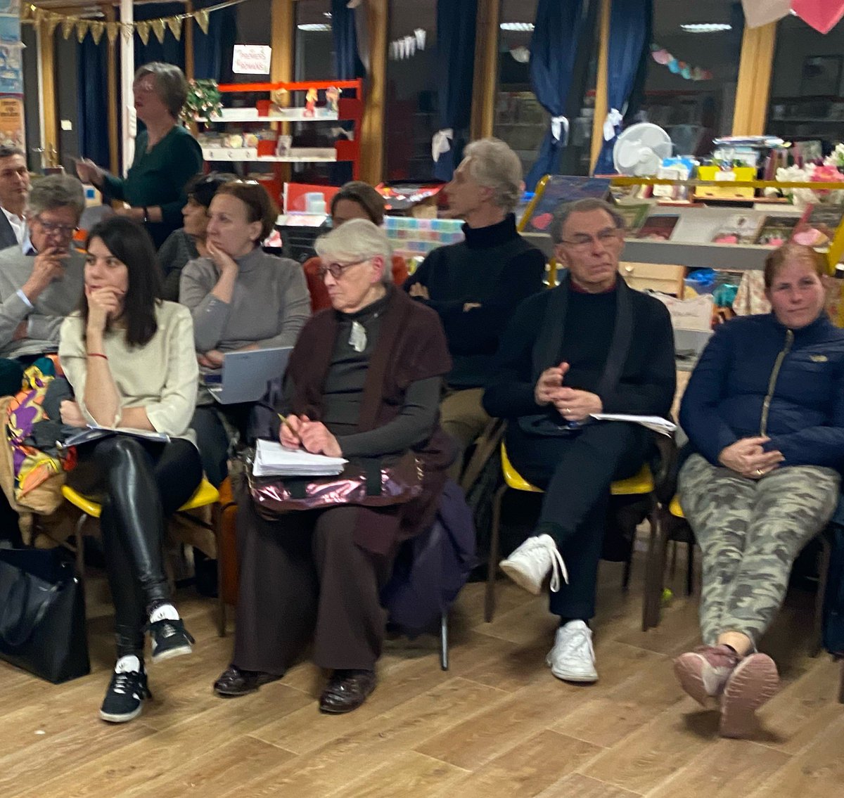 Parmi les jolis moments de la semaine, un Conseil de quartier (<a href="/MaraisArchives/">Conseil de quartier Marais-Archives</a>) dans la magnifique bibliothèque de l’école Saint-Merri. 😍 #ParisCentre

Plein de couleurs pour un débat très instructif et encourageant. 
#participationcitoyenne