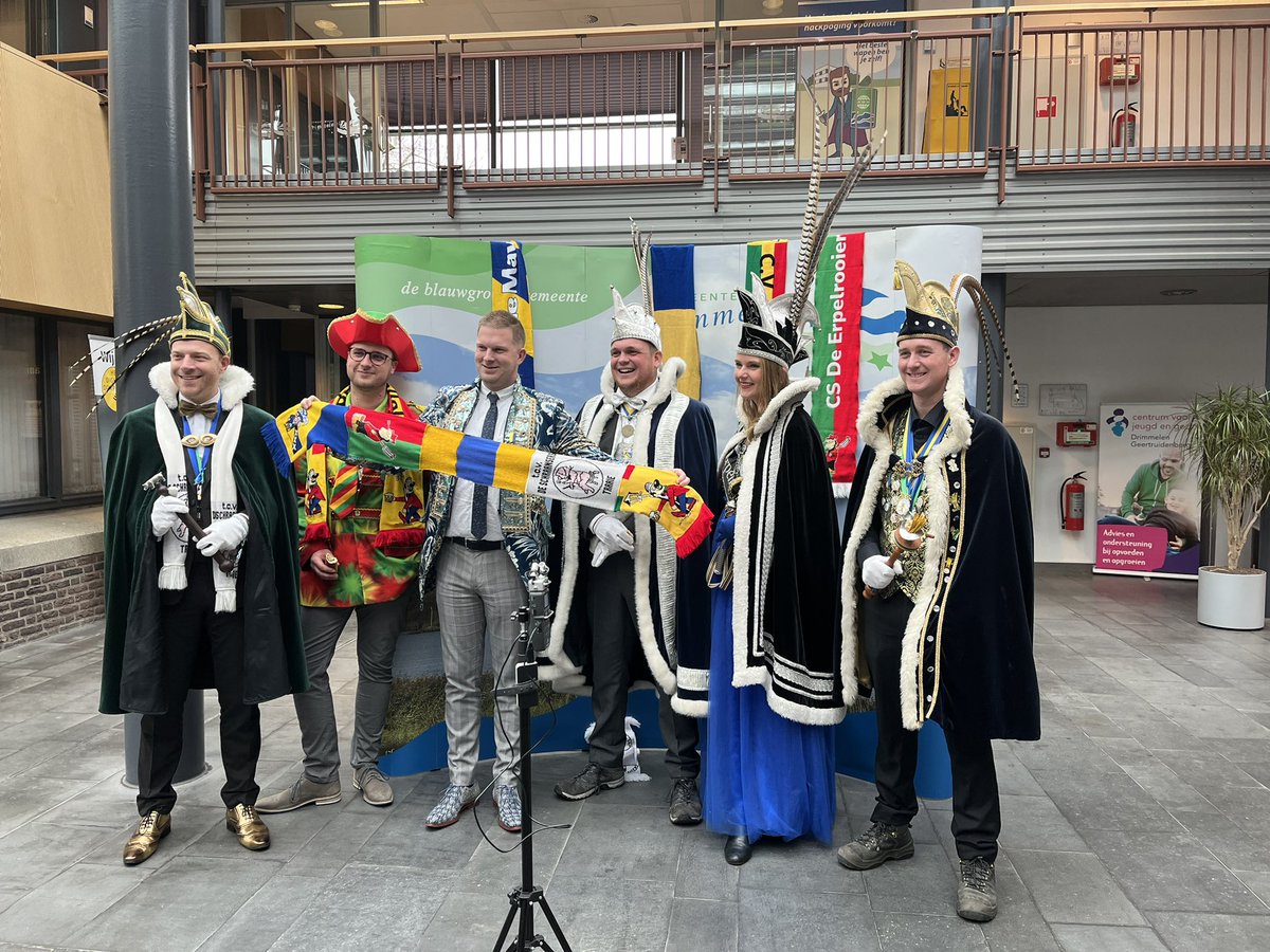 boyscholtze's tweet photo. Wat een toffe prinsen hebben we toch! En wat hebben ze mijn opdracht goed uitgevoerd! Ik ben enorm blij met deze unieke #verbroederingssjaal en met trots zal ik ‘m de komende dagen dragen! #DeMay #Erpelrooiersland #Berenland #Biesboschrakkersrijk #Traaie #Drimmelen https://t.co/xtol6kAKTY