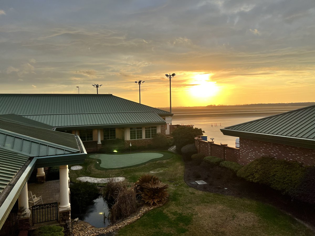 LizCreekGirl's tweet photo. I have to admit, the view from our offices is pretty nice at dawn. Airport life ain't so bad. #Airport #Sunrise #Foglifter https://t.co/O5AwOdjyhl