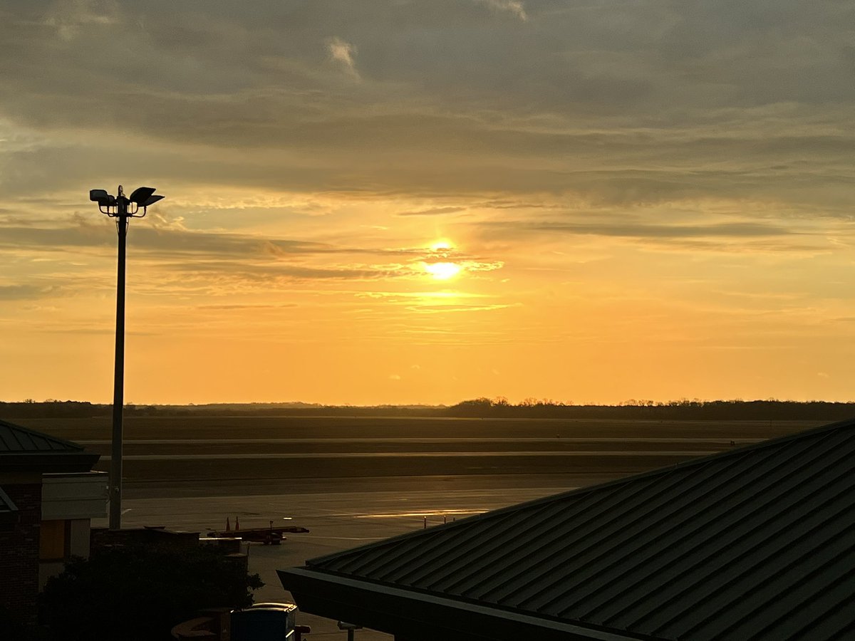 LizCreekGirl's tweet photo. I have to admit, the view from our offices is pretty nice at dawn. Airport life ain't so bad. #Airport #Sunrise #Foglifter https://t.co/O5AwOdjyhl