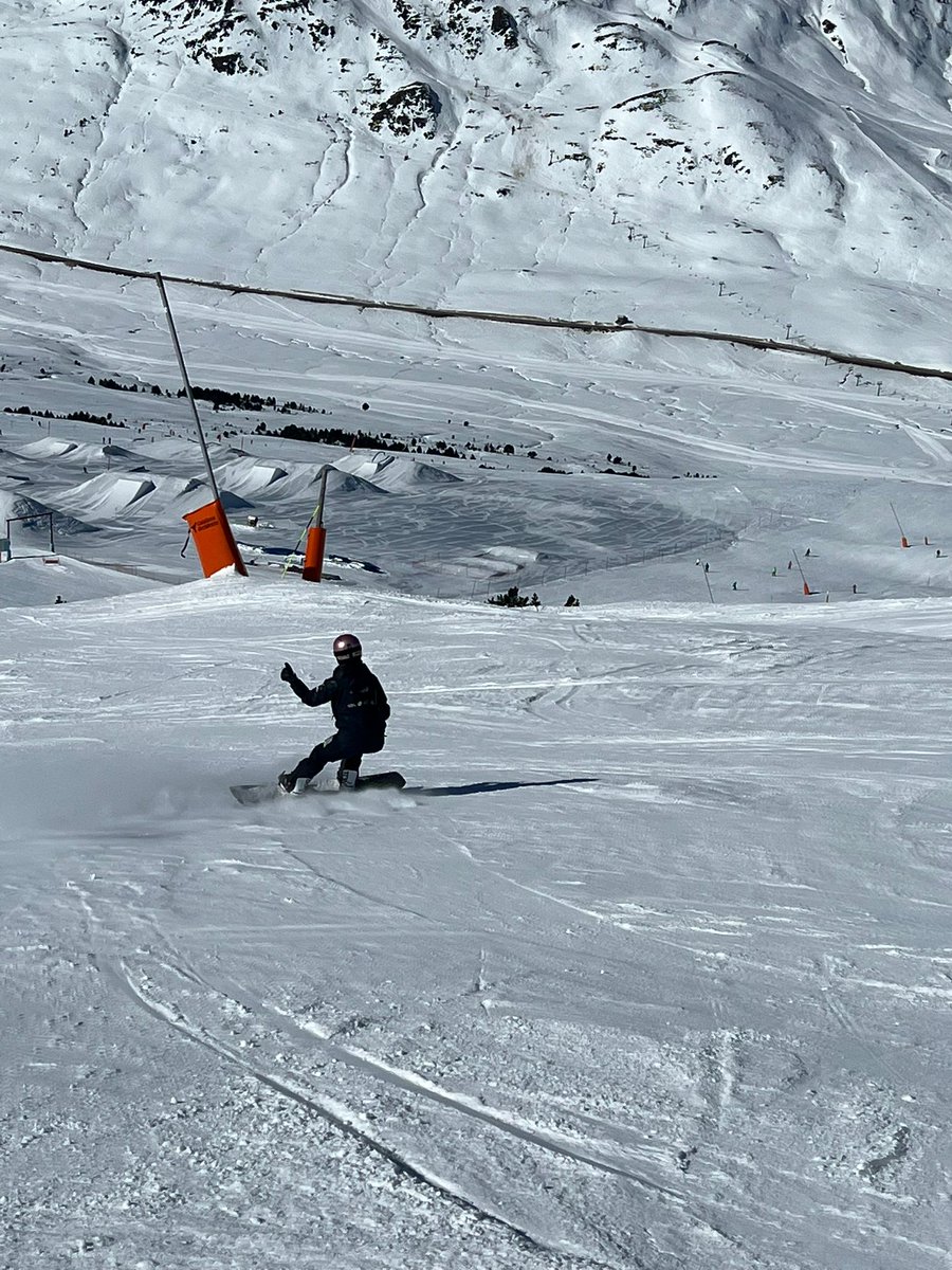 CdiaAran's tweet photo. Último día de entrenamientos para nuestro #TeamCDIA antes de participar en la Copa @Movistar en @baqueira_beret 

Emilio Redondo, Irati Idiakez y Raquel Martínez, listos para competir 🏂
#snowboard #snow #deportesdenieve https://t.co/OCLr69o6Sz