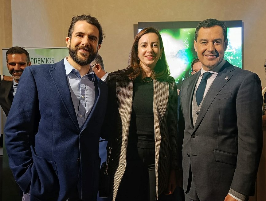 coambaoficial's tweet photo. 🤝🏻 Ayer tuvimos el placer de charlar con @RamonFPM y recibir el reconocimiento del Presidente de la Junta de Andalucía @JuanMa_Moreno por la labor que realizamos en defensa del #medioambiente y de los #ambientólogos/as
ℹ️📹 https://t.co/YQX4bCAEWY
#SomosCOAMBA #PAMA22 https://t.co/BSEQ7OtMEW
