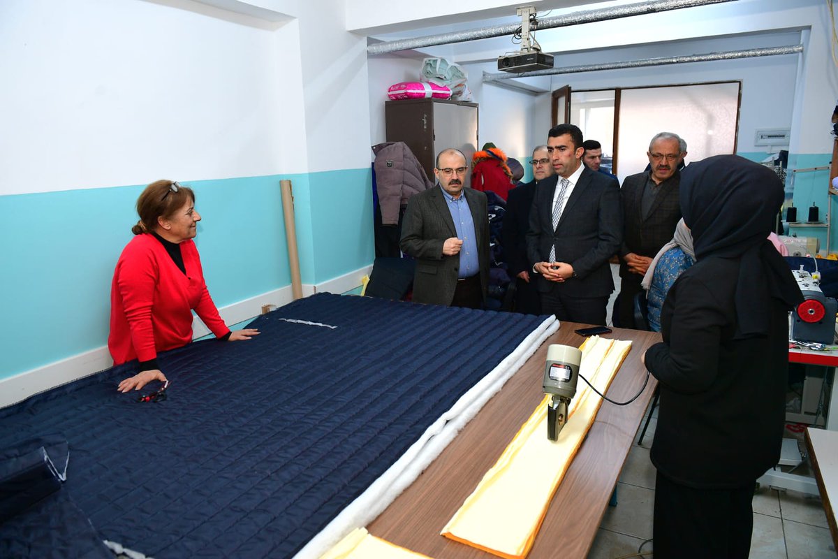 TrabzonValilik's tweet photo. Valimiz İsmail Ustaoğlu, Halk Eğitimi Merkezi Müdürlüğünü ziyaret ederek burada depremzede vatandaşlarımıza yönelik uyku tulumu, çocuk ve yetişkin kıyafeti üretimi yapan atölyelerde incelemelerde bulundu, İl Milli Eğitim Müdürü Hüseyin Burak Fettahoğlu'ndan bilgi aldı. https://t.co/rJVCoNztQp