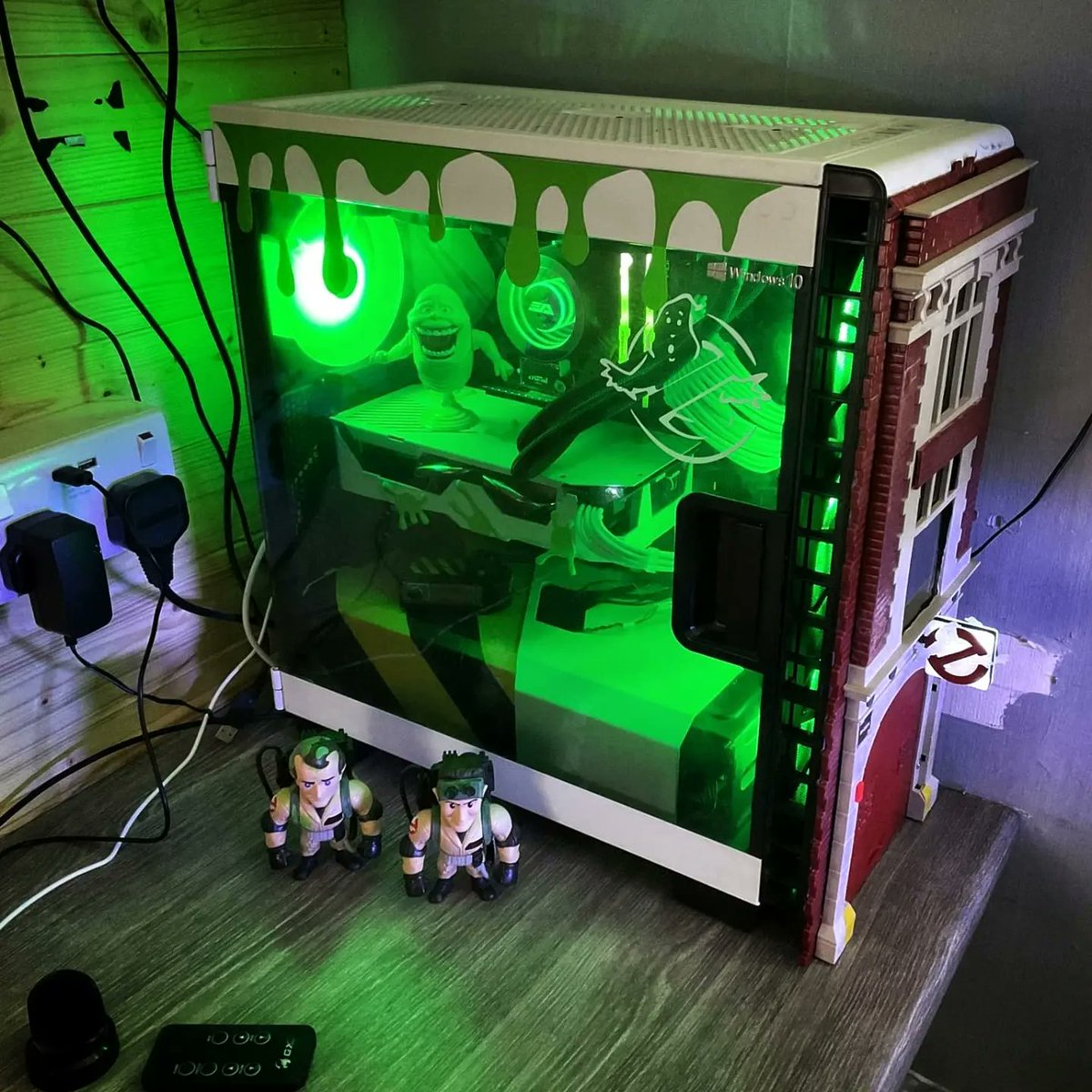 matt_else's tweet photo. A bit more done today, just front screen and window to link up A bit more done on the case.. #pc #ghostbusters #ecto1 #gaming #pcgamer #ghostbustersafterlife #slimer #ghost #whoyougonnacall #gaming #pcmodding #gamer #staypuft  #therealghostbusters https://t.co/5l8zaMkIn4