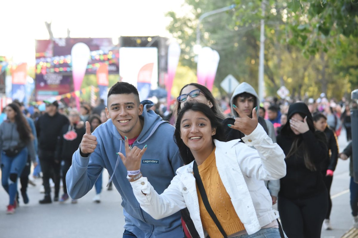 ElMPNesmasMPN's tweet photo. Increíble tercera noche de la fiesta más convocante del país.🥳
A pesar del frio vivimos otra jornada inolvidable de la #FNDLC, recordá que además hay más de 200 emprendedores, patio gastronómico y actividades para toda la familia. 🙌
¿Te la vas a perder?
#FNDLC2023🥳 https://t.co/pHfY7SpEej
