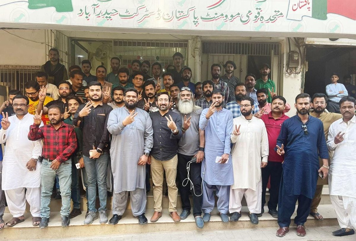 SharjeelKaimkh3's tweet photo. ایم کیو ایم ڈیجیٹل میڈیا ٹیم حیدرآباداجلاس کے بعد مرکزی ڈیجیٹل میڈیا ٹیم انچارج تنزیل عبدالروُف جوائنٹ انچارجز نادر قریشی،دانش نقوی حیدرآبادڈیجیٹل میڈیا نگراں شرجیل قائم خانی زین قریشی ڈیجیٹل میڈیاساتھیوں کے ساتھ MQM حیدرآباد کے آفس پر گروپ فوٹو
#MQMPakistan #DigitalMediaTeam https://t.co/qboEG1J4Nn