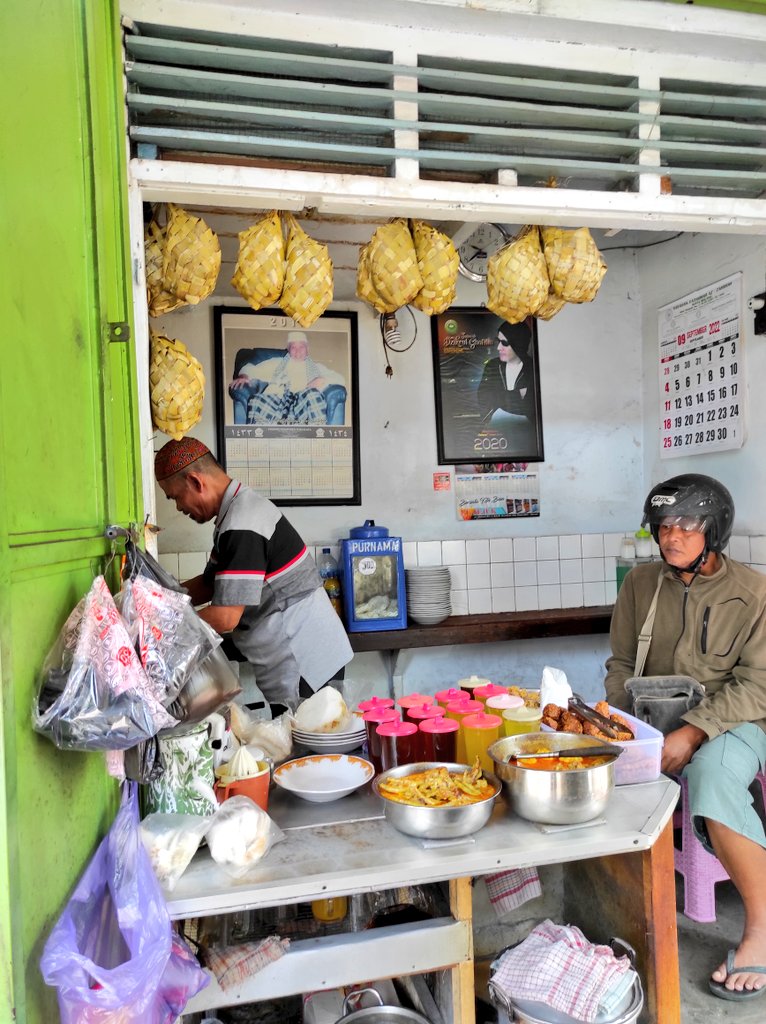 Ga afdol kalo lagi traveling ke suatu kota tp ga nyobain kuliner daerahnya. Selain experience rasa, bisa bantu usaha lokal juga apalagi yg jualannya kaki lima.

Coba reply sama kuliner khas daerah yg menurut kalian wajib dicoba.