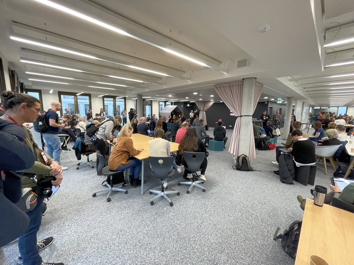 los geht’s heute Bildungsbarcamp in der schicken Helmut-Schmidt-Schule für Berufsbildung in #Bremen