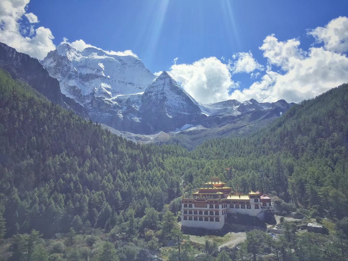 Discover the breathtaking landscapes of the last Shangri-La, Daocheng Yading,Marvel at the snow-capped mountains, glaciers, canyons, forests and lakes, bask in the beauty of untouched nature

#mobileshot #seeyourcity #discovertheworld #mobilephotographer #phonephoto#chinatravel