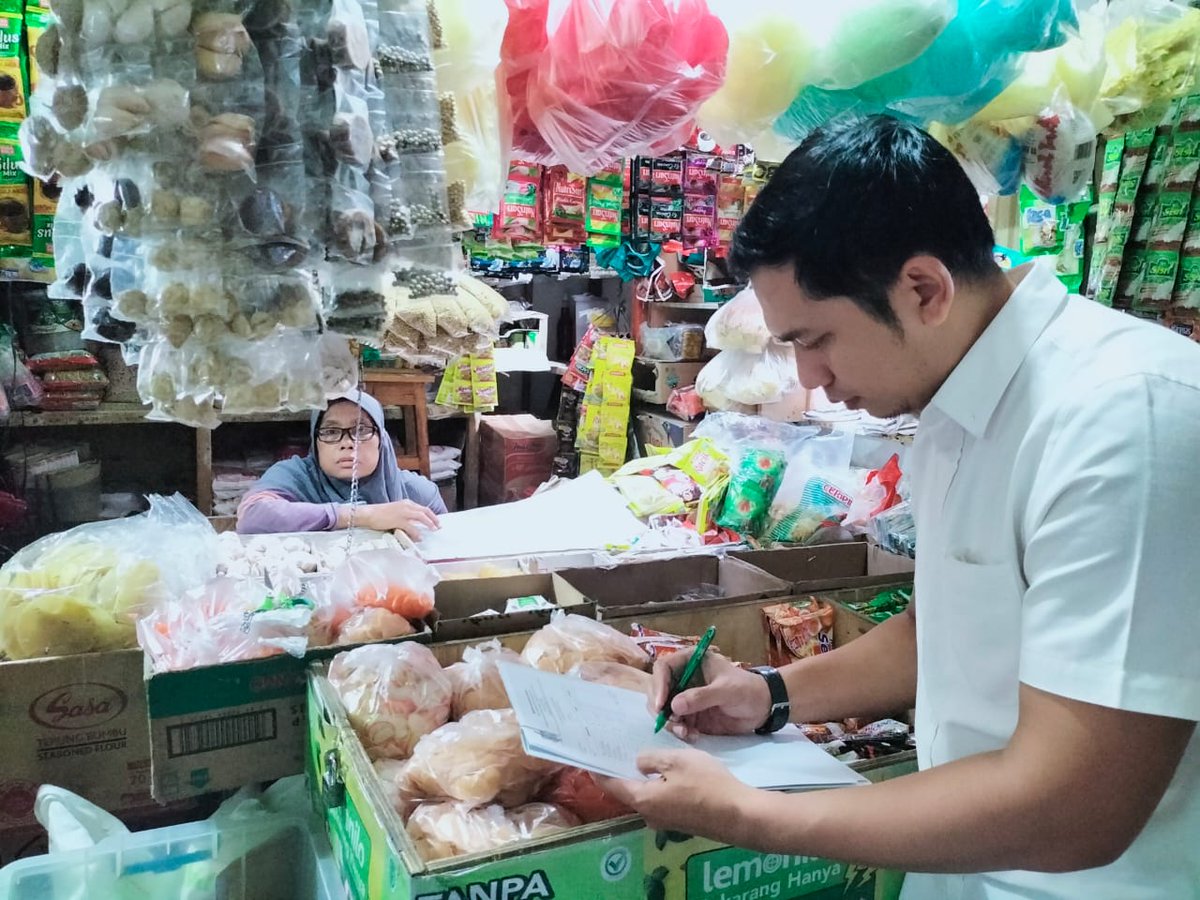 PemKabTangerang's tweet photo. Berdasarkan hasil pantauan DPKP bersama TPID Kabupaten Tangerang di sejumlah pasar modern/tradisional, harga kebutuhan bahan pokok di Kabupaten Tangerang saat ini terpantau stabil. Ketersediaan pangan pun mencukupi.
#DPKP #TPID #TangerangGemilang #TangerangOptimis #HargaStabil https://t.co/BUyuCzxxaR