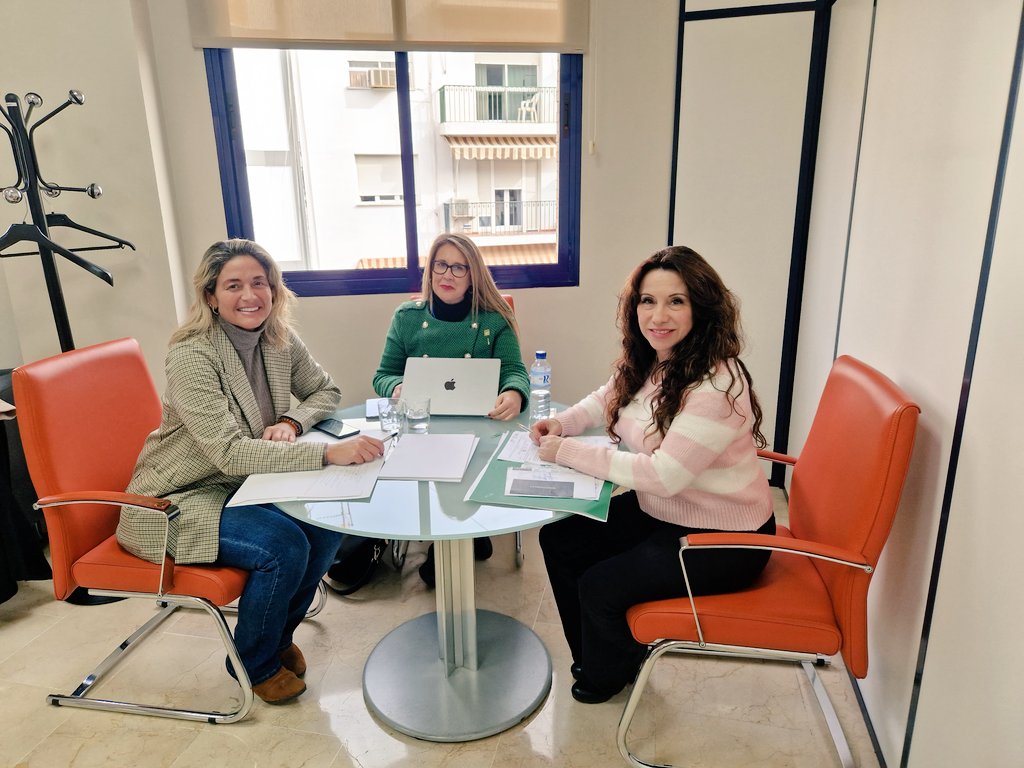 RocioRuizDom's tweet photo. Buscando sinergias, formas de colaboración, proyectos comunes con @MonicaDomSer  @IgualdadUpo, MJoseParejo. Sobre presencia y visibilidad de las mujeres en los medios. Un honor recibiros y escucharos. Un @CAudiovisualAnd proactivo y social que fomenta la Igualdad. @PacoOlivaUPO https://t.co/xzSpAqPeJN