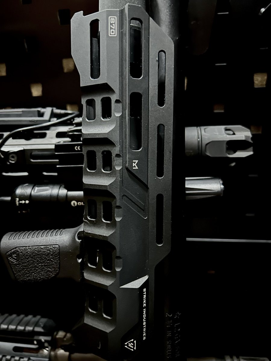 giko37's tweet photo. 運良く中古のS&amp;TのM870を割安で購入。
MAGPULのSGAストックとstrike IndustriesのM870 VOA Handguard を装着。
本体よりパーツ代の方が数倍になってしまったw
フォアエンドの加工は流石に面倒だった、、
上手く着いて満足。
クソダサ刻印消しははまたの機会にw
#M870
#strikeIndustries
#エアコキ https://t.co/JJeR6jR2e3