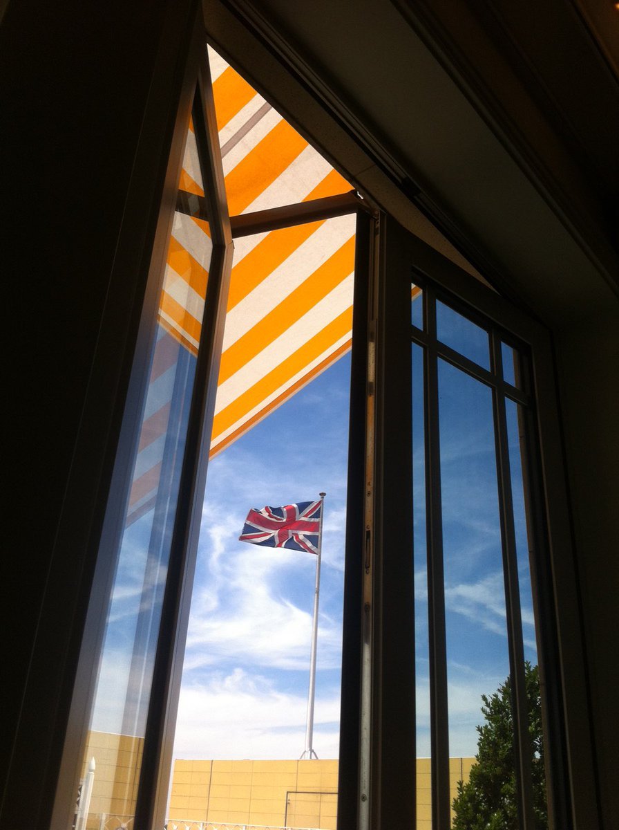 russellcrowe's tweet photo. Scrolling through photos on my phone and I realise I’m a bit of a fan of windows .
Brownie points if you can name all 4 cities/towns https://t.co/6FOJHmezLZ
