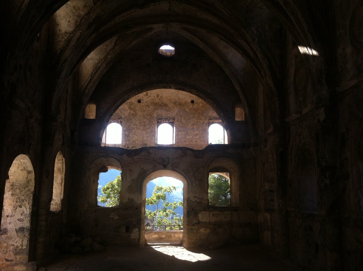 russellcrowe's tweet photo. Scrolling through photos on my phone and I realise I’m a bit of a fan of windows .
Brownie points if you can name all 4 cities/towns https://t.co/6FOJHmezLZ