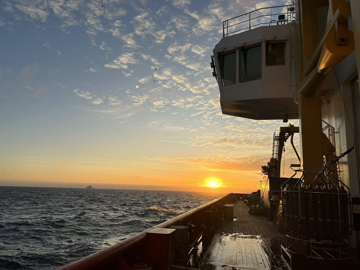 lissafriberg's tweet image. Beautiful sunrise whilst prepping the titanium CTD this morning #SDAScience