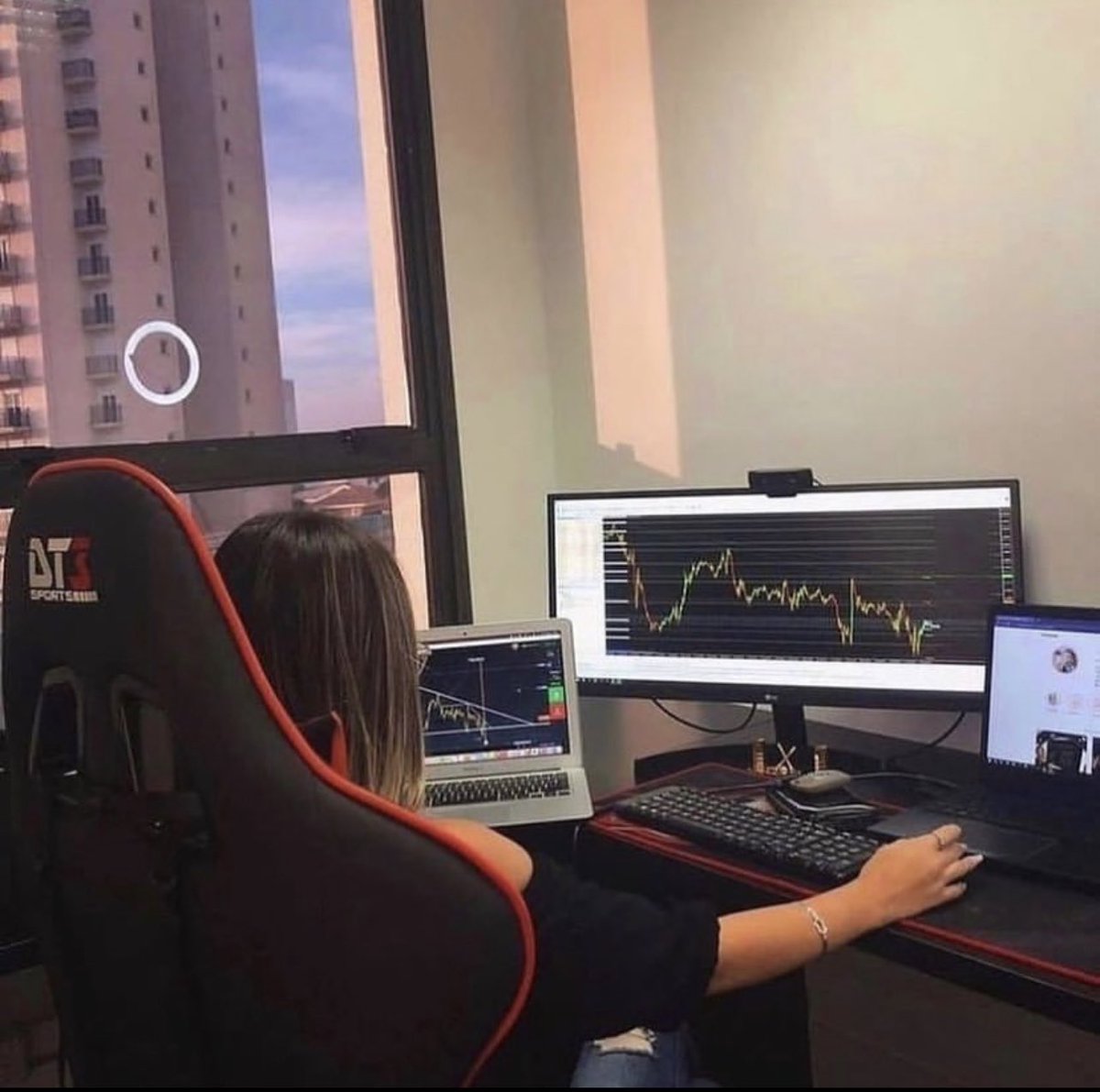 bitcointrader_q's tweet image. Working from home is truly a blessing!🙏🏽🙏🏽 Being able to make money from the comfort of my own home or anywhere in the world is something that is extremely life changing! 
If you ever wanted to work from home message me and let me help you!💯👌🏽