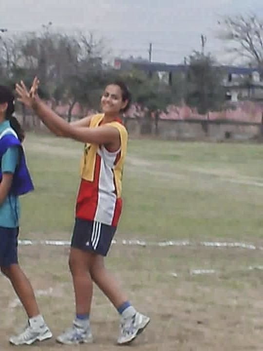 Prachi_Tehlan's tweet photo. दोस्तों के साथ वो शाम...
#TimeFlies
#NetballPractice https://t.co/YzqWnbLAa1