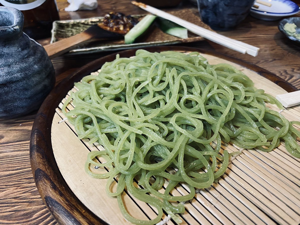 五箇さんと大塚の蕎麦屋で諸々打ち合わせ。春菊のお蕎麦、板わさ、蕎麦焼酎の蕎麦湯割。とにかく何を食べても最近、胃もたれがエグいので、隙あらば蕎麦湯飲むようにしてます。そのあと、五箇さん行きつけの居酒屋へ。冬季限定メニューがサッポロ一番塩ラーメンだった。迷って、焼きそばと麦焼酎を注文 