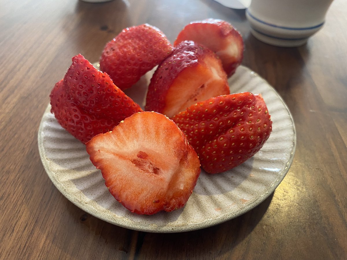五箇さんと大塚の蕎麦屋で諸々打ち合わせ。春菊のお蕎麦、板わさ、蕎麦焼酎の蕎麦湯割。とにかく何を食べても最近、胃もたれがエグいので、隙あらば蕎麦湯飲むようにしてます。そのあと、五箇さん行きつけの居酒屋へ。冬季限定メニューがサッポロ一番塩ラーメンだった。迷って、焼きそばと麦焼酎を注文 